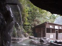川沿いの道を約10分　:　元湯名物「天然洞窟風呂」