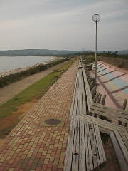 増穂浦の海岸に延々と続く、長さ460mのベンチ 増穂浦の海岸に延々と続く、長さ460mのベンチ