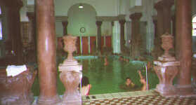 チェス盤のような床がおしゃれな、<Ihungary:szechenyi>セーチェニ温泉</I> チェス盤のような床がおしゃれな、<Ihungary:szechenyi>セーチェニ温泉</I>