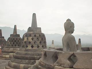 円壇に並ぶストゥーパと仏像