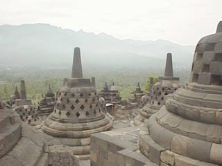 窓の形が異なる、三層の円壇上に立ち並ぶ仏塔