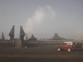 霧（雲海）の中に浮かぶヒンドゥー寺院
