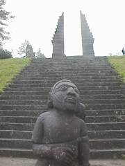 不思議な石像と割り門に向かう階段