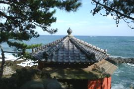 五浦の海と六角堂