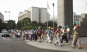 県庁に入る一行 県庁に入る一行
