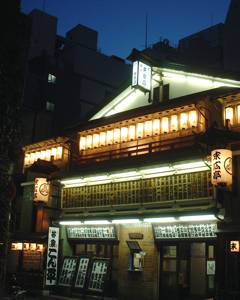 家路は、新宿末広亭のすぐ近くにあります 家路は、新宿末広亭のすぐ近くにあります