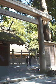 板垣から外玉垣南門を望む 板垣から外玉垣南門を望む