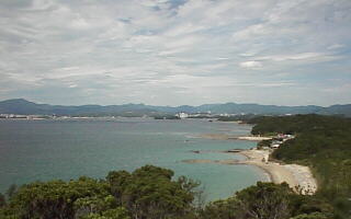 遠く田辺湾に浮かぶ神島を望む、記念館屋上からの眺め