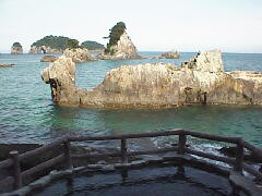 「紀の松島」の、らくだ島を眼前に眺めながらの入浴です