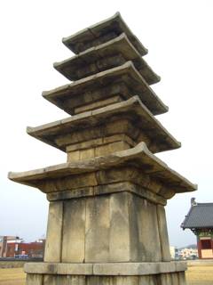 往時を偲ばせるのは、8.3mの石塔のみ 往時を偲ばせるのは、8.3mの石塔のみ