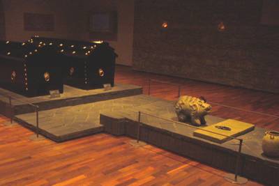 石獣に守られた、武寧王墓の模型展示
左の棺は、日本でしか自生しない高野槙製