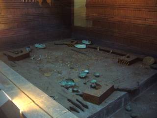発見された当時の墓室模型
手前に見えているのが高野槙の棺の一部