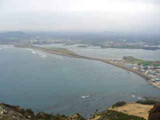 頂上から見ると長い砂洲で島と繋がっています。 頂上から見ると長い砂洲で島と繋がっています。