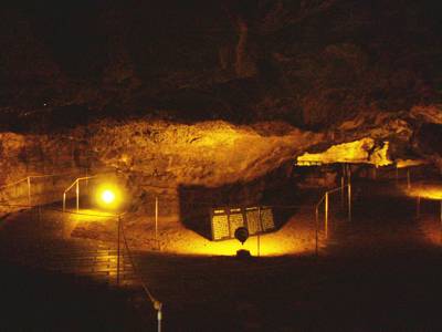 地下の大橋脚：双竜洞窟