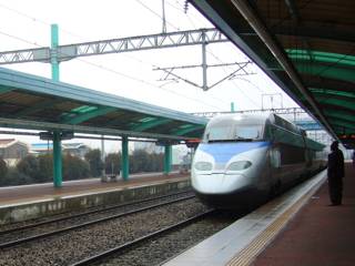 西大田駅に滑り込むKTX 西大田駅に滑り込むKTX