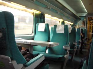 中央で椅子が向かい合う、集団お見合い形式の車内 中央で椅子が向かい合う、集団お見合い形式の車内