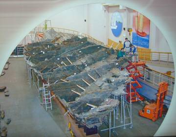 復元作業中の新安沈没船(長さ34mx幅11m) 復元作業中の新安沈没船(長さ34mx幅11m)