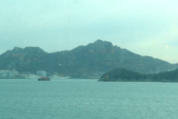 木浦港を出ると、昨日登った一等岩がお見送り
