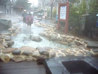 手前の足湯から向こうの水車小屋までは温泉川で結ばれ
皆さん歩行浴を楽しんでいました