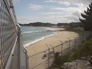海岸線に沿って張り巡らされた鉄条網 海岸線に沿って張り巡らされた鉄条網