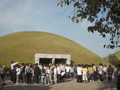 修学旅行生で賑わう天馬塚 修学旅行生で賑わう天馬塚