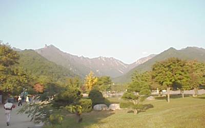 バス停付近から見た、紅葉の始まった山並み バス停付近から見た、紅葉の始まった山並み