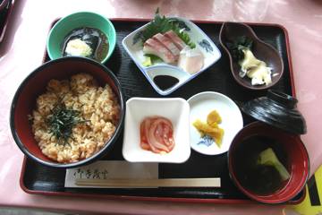 うにを炊き込んだ「うにめし定食」