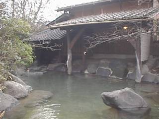 旅館の丹前を着て下駄をつっかけ、タオル片手に温泉巡り 旅館の丹前を着て下駄をつっかけ、タオル片手に温泉巡り