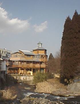 木造三階建て、ドイツ風の御前湯 木造三階建て、ドイツ風の御前湯