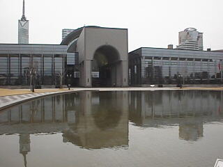 福岡タワーを背後にし、前池に姿を映す福岡市博物館