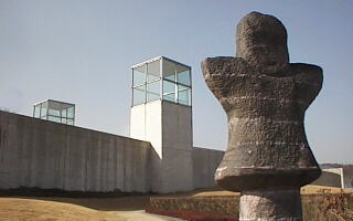 巨大な"チブサン石人"君が御出迎えてくれる、熊本県立装飾古墳館