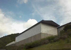 町を見下ろす高台に建つ、九州陶磁文化館