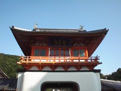 竜宮城のような朱塗りの楼門は武雄温泉のシンボル 竜宮城のような朱塗りの楼門は武雄温泉のシンボル
