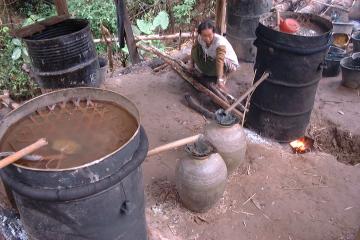 竹筒とドラム缶利用のラオ・ラーオ作り 竹筒とドラム缶利用のラオ・ラーオ作り