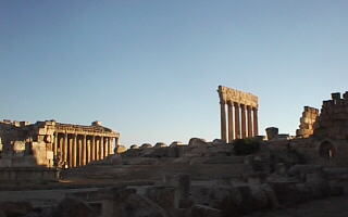 夕陽に映えるバッカス神殿とジュピター神殿の大列柱