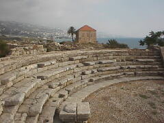 地中海を見下ろすローマ時代の劇場跡