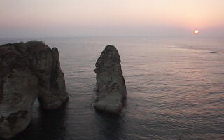 ベイルートの景勝地「鳩の岩」夕景