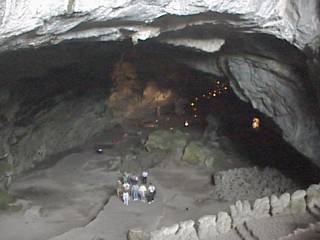 カカウアミルパ鍾乳洞、入り口付近から中を見る