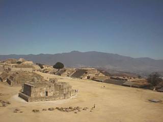 南の基壇上より遺跡群とオアハカ盆地を見下ろす 南の基壇上より遺跡群とオアハカ盆地を見下ろす
