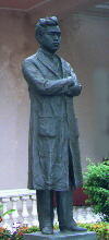 メリダのオーラン病院にある、野口英世の銅像