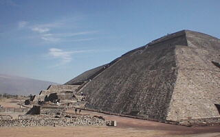テオティワカン　：　太陽のピラミッド