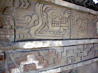 ピラミッドの側壁には、蛇に飲み込まれそうなドクロのモチーフ