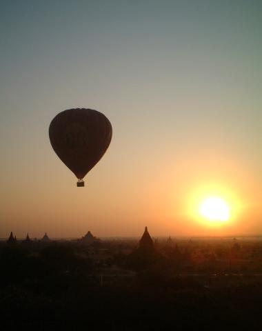 朝日と夕陽時、遺跡上空を1時間かけて飛ぶ気球