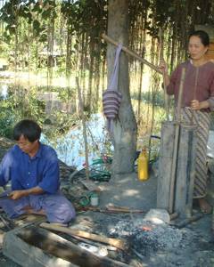 竹製フイゴを利用していた、村の露天鍛冶屋さん