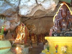 仏像がぎっしりと並んだ、洞窟寺院内部