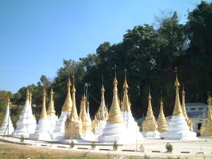 境内に立ち並ぶ仏塔群：背後の岩山内が洞窟寺院