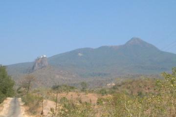 ポッパ山と奇妙な岩山"タウン･カラッ"