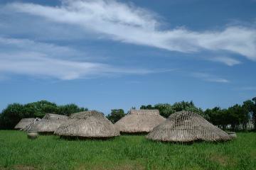 縄文時代晩期（約2500〜2000年前）の村落跡、"仲原遺跡"