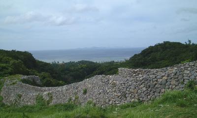 伊平屋島を遠望する　:　野面（のづら）積みの城壁が美しい今帰仁城跡