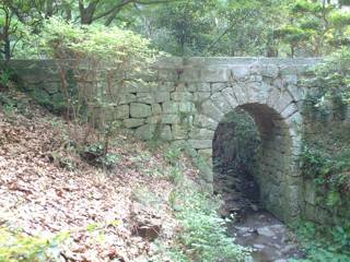 ドイツ人俘虜が、母国の技術を生かして作ったアーチ型石橋 ドイツ人俘虜が、母国の技術を生かして作ったアーチ型石橋